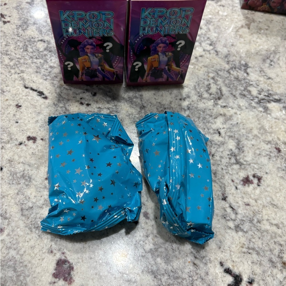 K-Pop Demon Hunters Collectible Figure 
surprise box 2 including - Picture 2 of 3